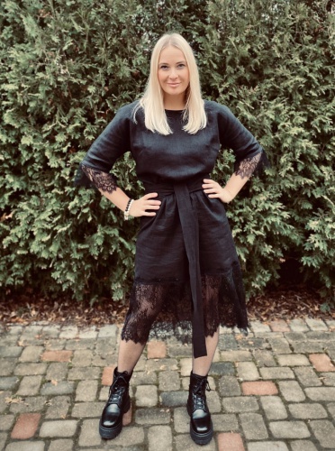 Coco linen dress with guipure lace.